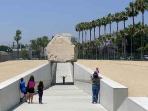 LACMA, Levitated Mass